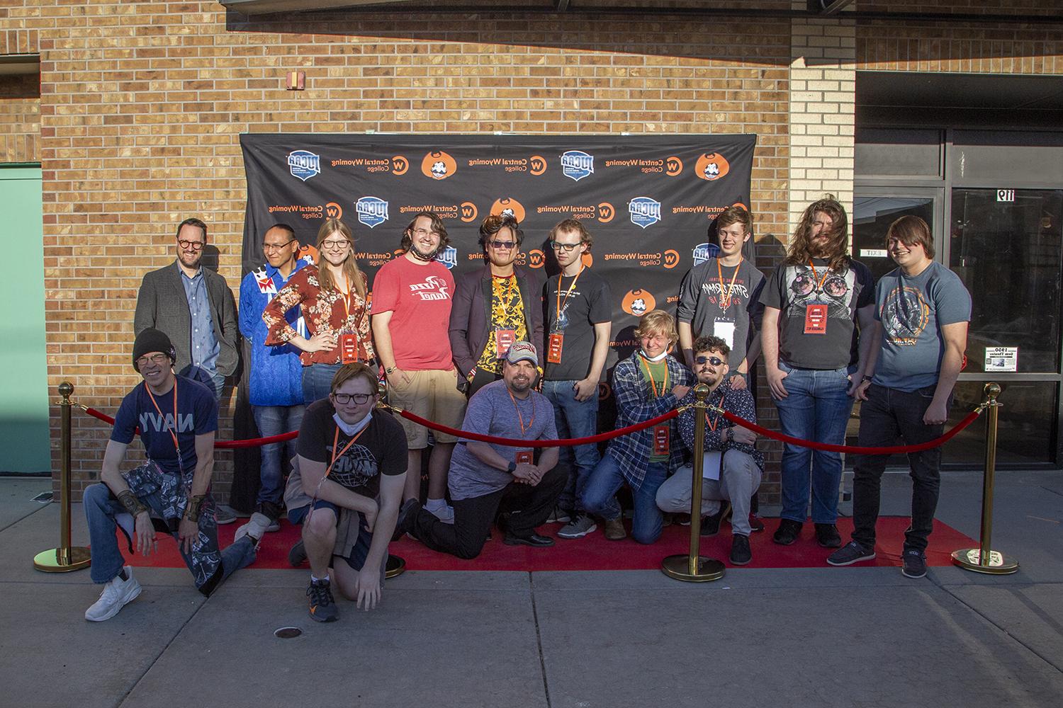电影专业的学生站在剧院前面的红地毯上